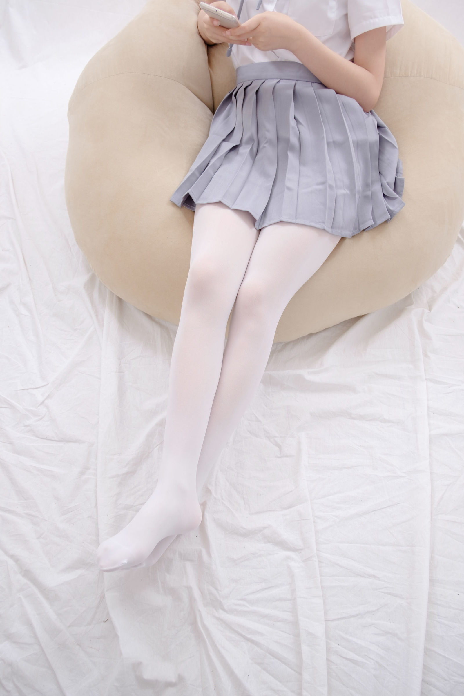 R15-025白丝足控萝莉丝袜写真套图-COS世界