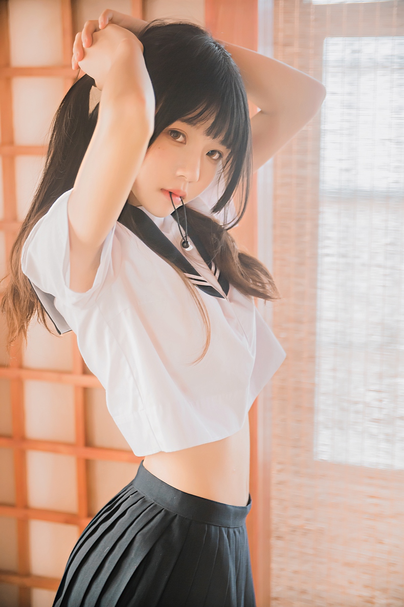 图片[2]-微博美少女@桜桃喵电子写真桜桃未熟吊带小背心换装JK水手服1.2G-COS世界