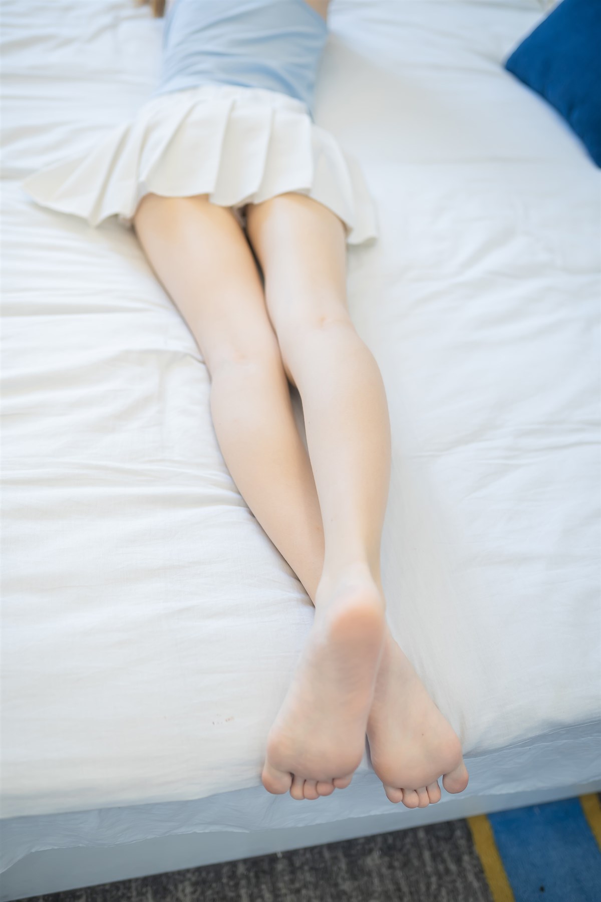 图片[5]-白裙果腿少女-COS世界