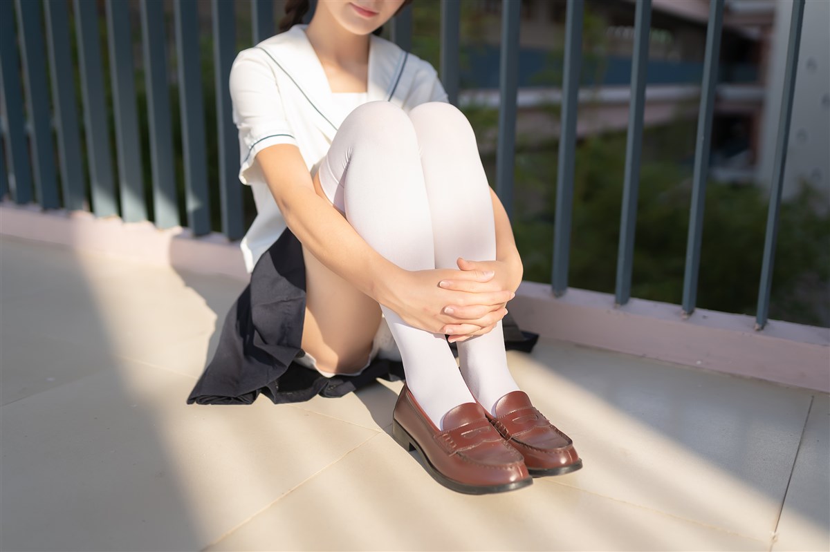 图片[3]-楼梯上的白丝少女-COS世界