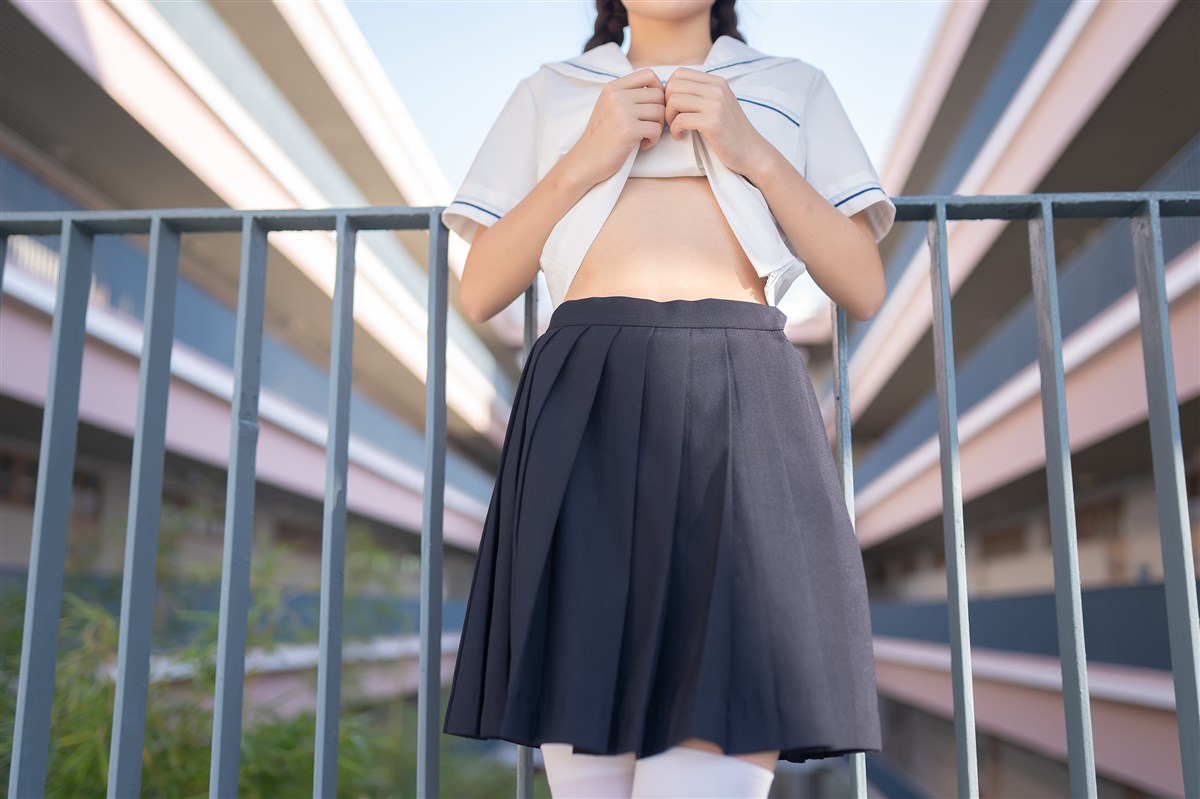 图片[4]-楼梯上的白丝少女-COS世界