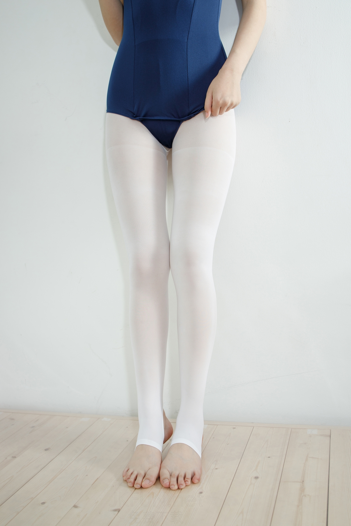 图片[4]-身穿白色亮光丝袜清纯写真妹子-COS世界