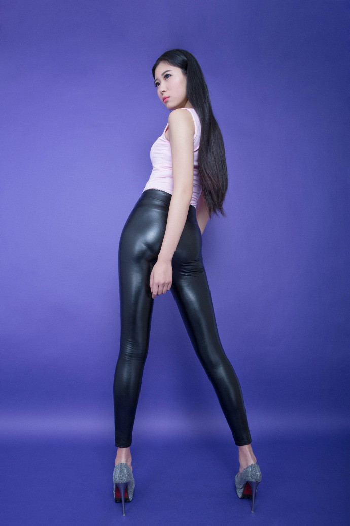 图片[3]-狂野火辣黑色皮裤美女性感私房床照诱惑图片-COS世界