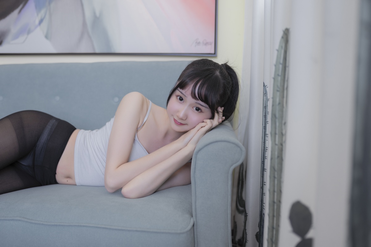 图片[2]-木绵绵OwO NO.023 背心黑丝居家写真 [40P-260MB]-COS世界