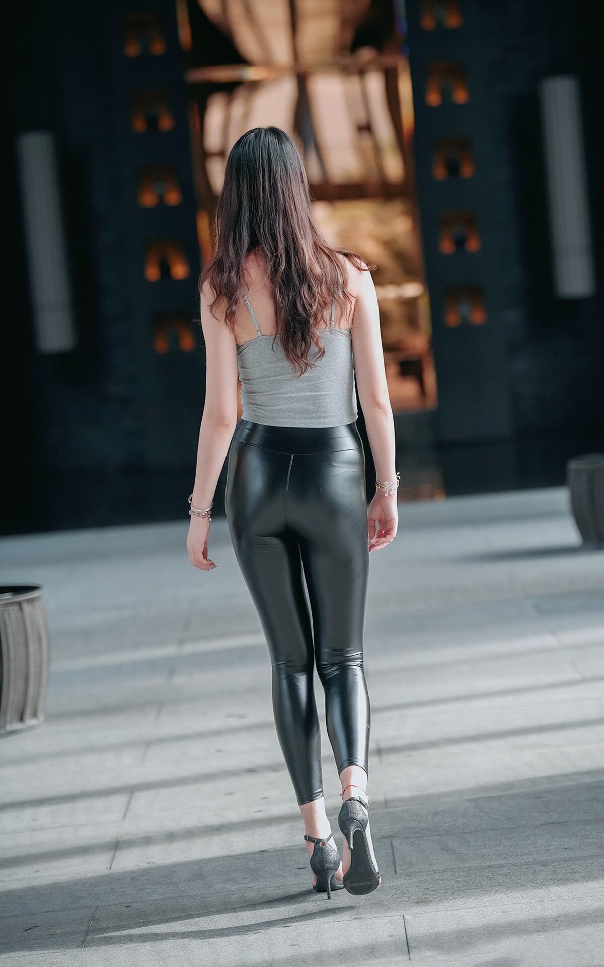 跟拍黑色皮紧身皮裤美女-COS世界